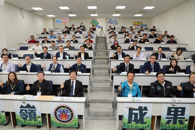 交通部12日率领参赛团队在嘉义县亚洲无人机AI创新应用研发中心举办「飞山越岭–交通部无人机推动成果发表会」。（吕妍庭摄）