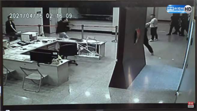 松山警分局公布96秒监视器画面，10黑衣人摔红龙杂值班台。(图/本报资料照)
