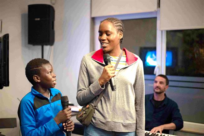 乔莉姆本杜（右）、帕布罗席尔斯两人身高相差40公分。（海鹏提供）