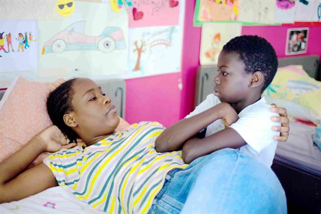 乔莉姆本杜（左）、帕布罗席尔斯将手足之情呈现得淋漓尽致。（海鹏提供）