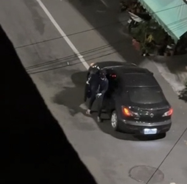 枪手穿黑衣持枪走入巷内，轰林园透天厝6枪。（民眾提供）