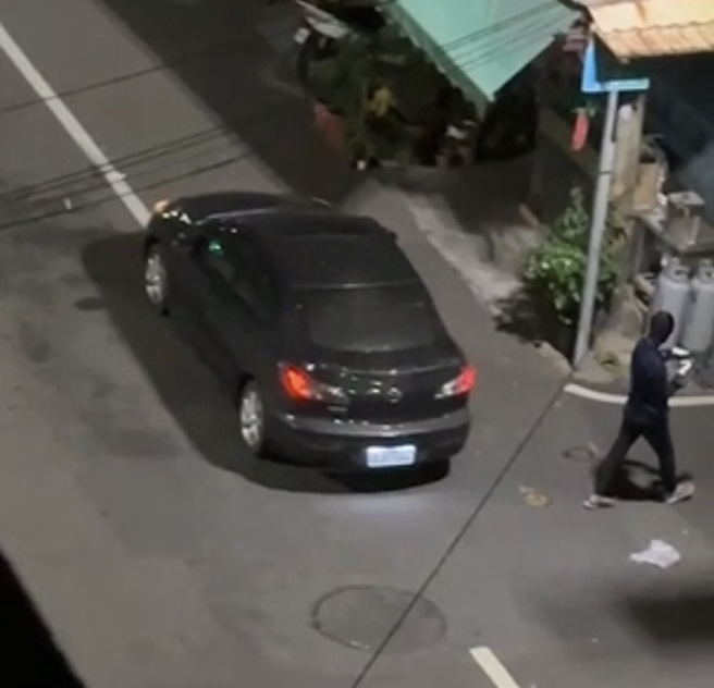 枪手穿黑衣持枪走入巷内，轰林园透天厝6枪。（民眾提供）