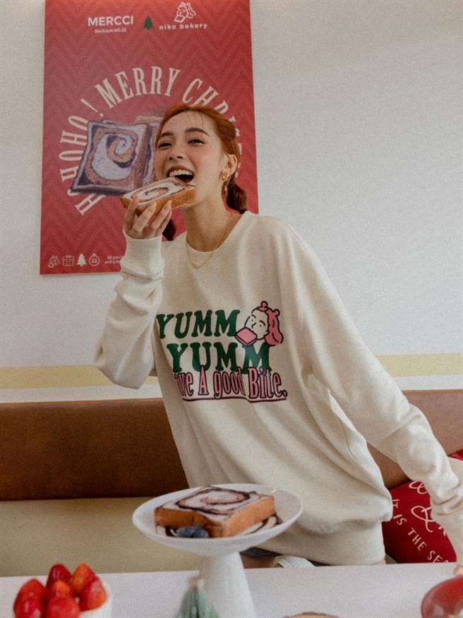 日香与Mercci22 联名推「可爱配色图案卫衣」，原价780元，买耶诞礼盒可获卫衣以及蓝莓巧克力、味噌火腿起士生吐司各一，880元。（日香提供）