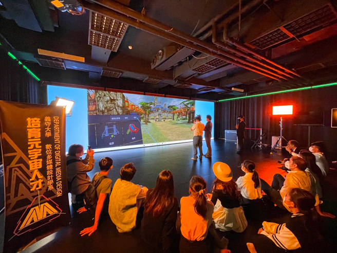 義守大學的「元宇宙科技藝術設計中心」擁有媲美好萊塢拍片場域與設備，讓印度蘇里尼大學長官都相當驚艷。(照片/義守大學提供)