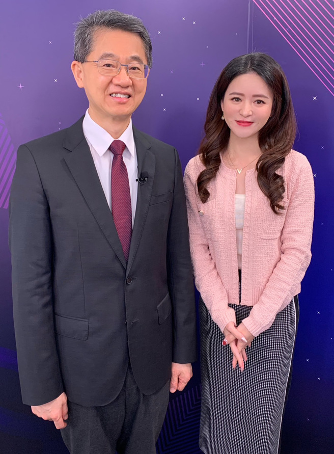 台湾运彩总经理林博泰(左)上时来运转节目，与主持人尉迟佩玉(右)谈运彩眉角。（林胜发摄）