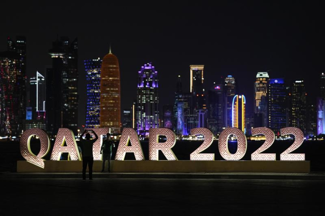 位于杜哈的2022年卡达世足赛招牌。（美联社）