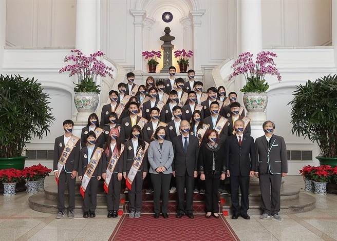 蔡英文总统今天接见「2022国际技能竞赛代表团」（图\总统府提供）