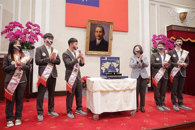 全球57个参赛国中排名第三，获奖数也是臺湾有史以来最好的成绩（图\总统府提供）