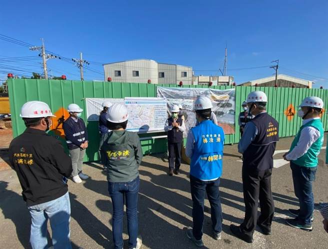 建设局长陈大田与地方民代日前亲赴工地视察，期勉工程如期完工，促进地方交通便利及发展。（台中市政府提供／潘虹恩台中传真）
