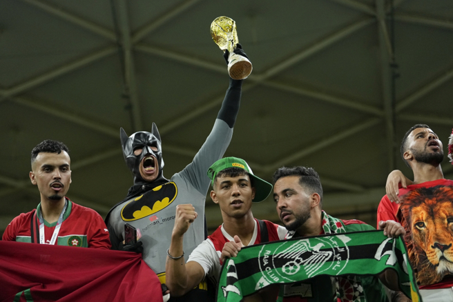 摩洛哥球迷庆祝晋级4强。（美联社）