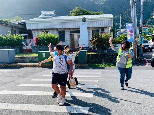 推动交通安全教育，台东信义国小学童向来往车辆鞠躬行礼。（民眾提供）