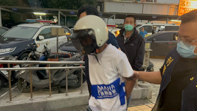 高雄林園民宅遭後6槍，槍手與接應凶嫌皆落網，照片中為接應的凶嫌。（民眾提供）