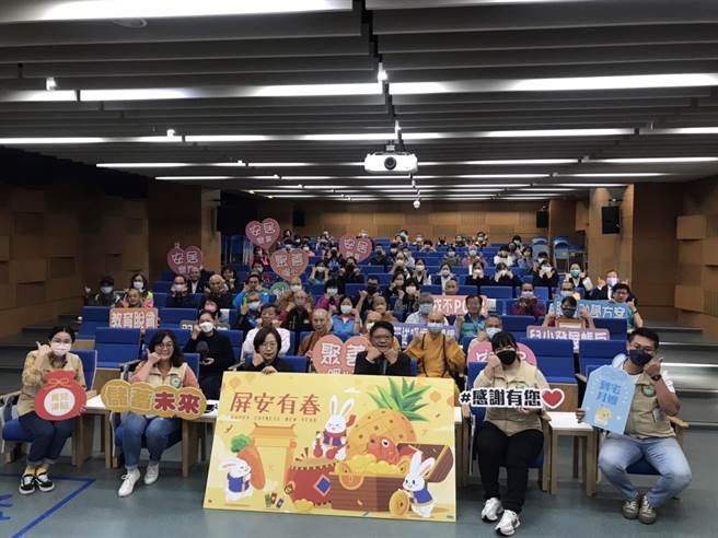 農曆年節將至，屏縣府結合53個慈善單位、宮廟、企業及個人，共募集1133萬3000元的社會資源及73.48公噸農糧署白米，將在年前為低收入戶送暖。（謝佳潾攝）