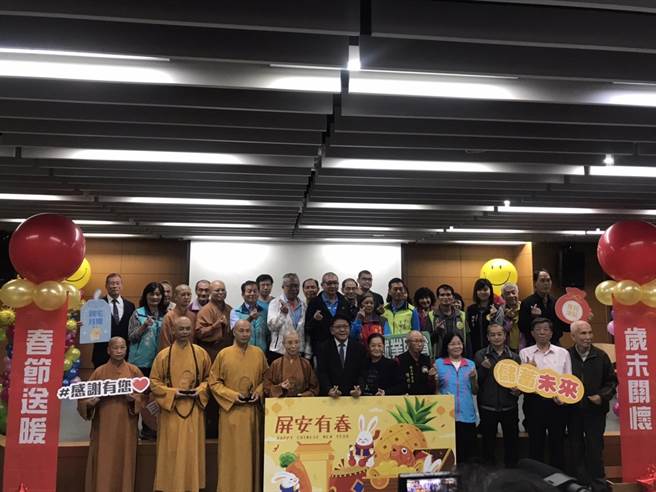 農曆年節將至，屏縣府結合53個慈善單位、宮廟、企業及個人，共募集1133萬3000元的社會資源及73.48公噸農糧署白米，將在年前為低收入戶送暖。（謝佳潾攝）