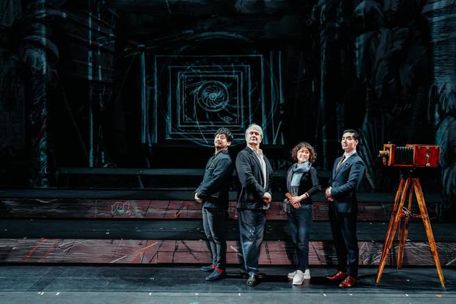 莫札特歌剧《魔笛》将在12月15日起在台中国家歌剧院登场，12日举办记者会舞台展现独特的炭笔素描动画风格。（台中国家歌剧院提供／陈淑芬台中传真）