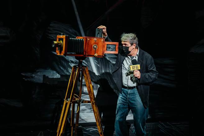 札特歌剧《魔笛》共同导演吕克．德维特做舞台导览时，介绍蛇腹相机。（台中国家歌剧院提供／陈淑芬台中传真）