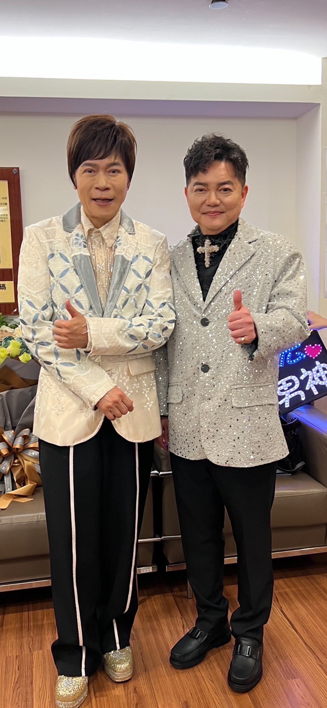 金曲歌王洪荣宏12月10日在台北小巨蛋举办「2022阿宏的心声」演唱会，开放观眾点唱，现场即兴邀请同样在艺之星教会的警察歌手林宏铭上台合唱。(戴志扬翻摄)