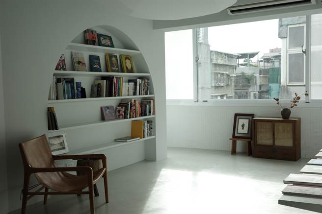 插画家奥斯卡在公寓里打造隐藏版图书馆「工场 Factory」。（吴娮翎摄）