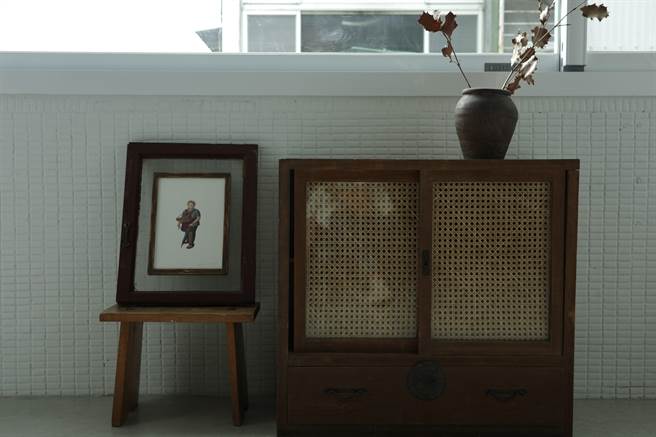 奥斯卡精选老件家俱搭配怀旧画框，让作品跟空间对话。（吴娮翎摄）
