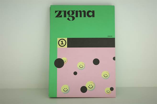 由插画家奥斯卡发起的《Zigma》科幻杂志，一本以创作者为核心的图像小说杂志，由奥斯卡发起，携手7 位创作者共同创作，打造台湾第一本科幻图像小说杂志。（吴娮翎摄）