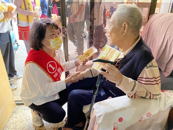 國民黨嘉義市長候選人黃敏惠（左）今天在西區進行家戶拜票。（廖素慧攝）