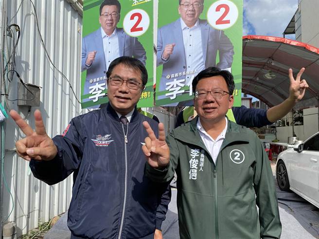 台南市長黃偉哲（左）今天為民進黨嘉義市長候選人李俊俋助選。（廖素慧攝）