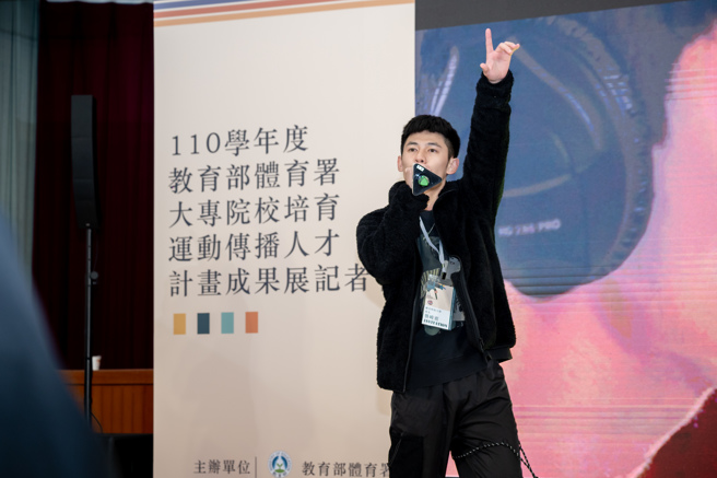 醒吾科技大学流行音乐创作系龚峻霆同学于会场表演自己的创作歌曲「飞越」。(醒吾科大提供)