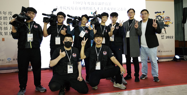 由醒吾科技大学新媒体传播系林添胜(右二)主任带队的转播团队，于会场开心的留影纪念。(醒吾科大提供)

