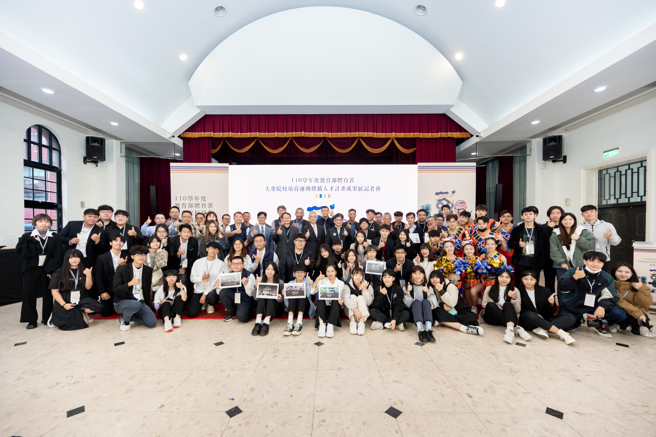 大专院校培育运动传播人才计画成果展现场，醒吾科大师生开心大合照。(醒吾科大提供)