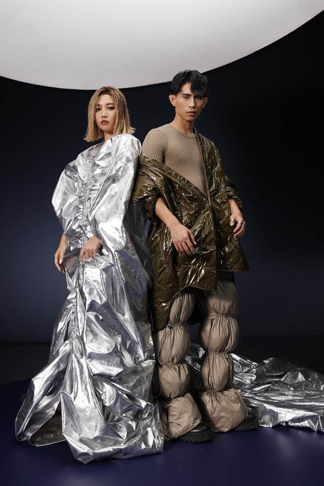 柏霖（右）邀请A-Lin合唱。（索尼音乐提供）