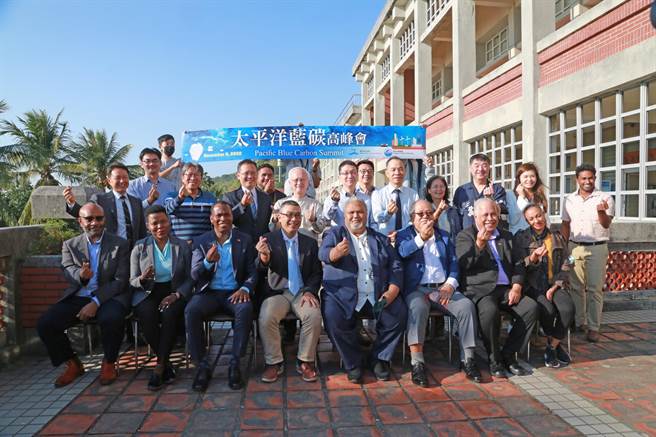 国立中山大学9日举办「太平洋蓝碳高峰会」，6个太平洋邦交岛屿国家驻台大使与代表共襄盛举，会中聚焦深海蓝碳应用在碳匯交易的重要性。（国立中山大学提供／袁庭尧高雄传真）