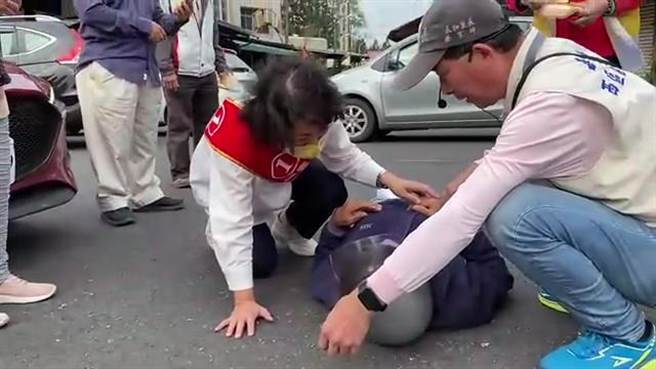 嘉义市长候选人黄敏惠上前关心车祸受伤男子。（廖素慧摄）