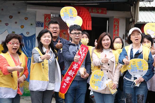 嘉义市长候选人黄敏惠的儿子蔡佳睿当分身，由女力团陪同到家户拜票。（黄敏惠竞总提供／廖素慧嘉市传真）
