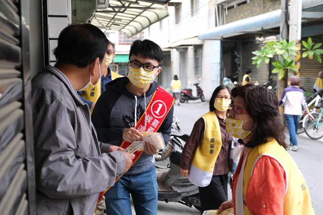 嘉义市长候选人黄敏惠的儿子蔡佳睿当分身，到家户拜票。（黄敏惠竞总提供／廖素慧嘉市传真）