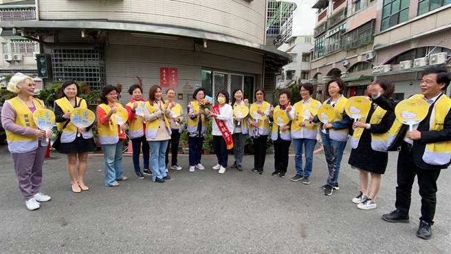 「巾帼女力挺勇妈团」为嘉义市长候选人黄敏惠加油。（廖素慧摄）