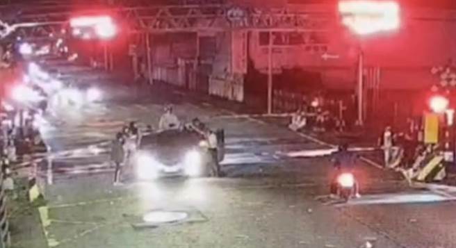 台南市柳营区中山西路平交道昨晚上演惊魂记，一辆自小客车因机械故障车子卡在铁轨。（读者提供／张毓翎台南传真）