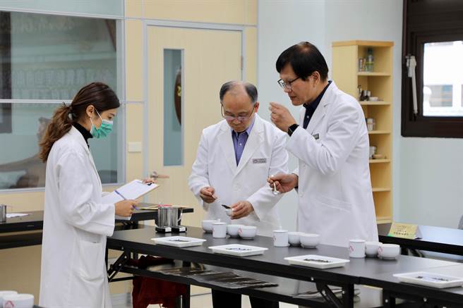 「111年阿里山高山茶冬季优良茶竞赛」歷经6天严格评选，今下午成绩出炉。（嘉义县政府提供∕吕妍庭嘉义传真）