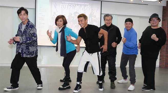 「明星养老院」除了眾星云集，歌舞演出更是一大亮点，特邀金曲奖最佳编曲洪晟文为多首老歌重新编曲，加上菱格世代DD52成员的舞蹈演出，将重现歌厅秀时代巨星们的绝世风华！在12日的排练现场，艺人陈汉典（左起）、郎祖筠、潘若迪、杨烈、宏都拉斯与娘娘出席。（季志翔摄）