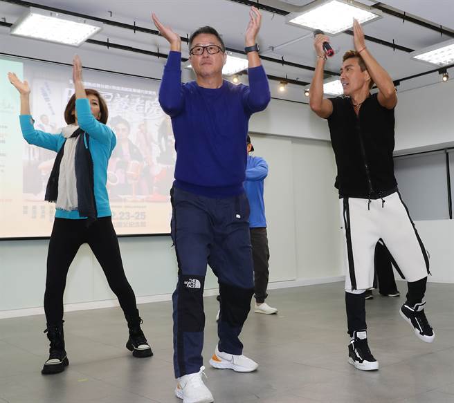 由金星文创推出的2022全新熟成舞台剧《明星养老院》，12日综艺教父王伟忠（中）与眾家演员出席潘若迪的排练现场。（季志翔摄）