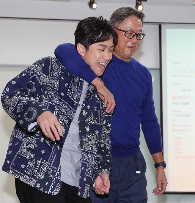 由金星文创推出的2022全新熟成舞台剧《明星养老院》，12日综艺教父王伟忠（右）与陈汉典（左）出席潘若迪的排练现场。（季志翔摄）