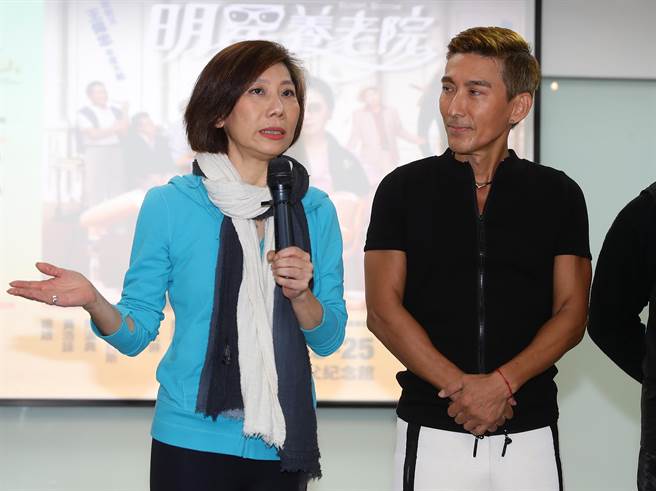 由金星文创推出的2022全新熟成舞台剧《明星养老院》，图为演员郎祖筠（左）与潘若迪（右）。（季志翔摄）