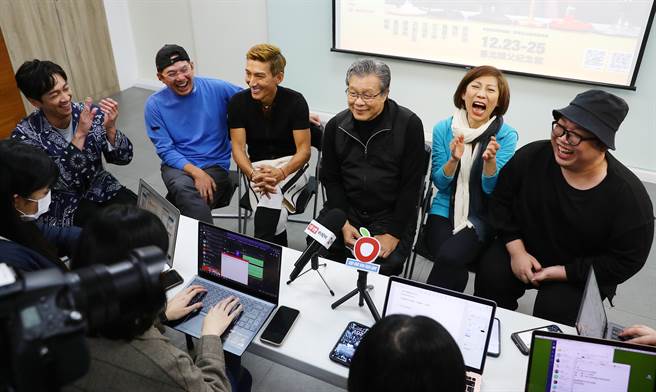 由金星文创推出的2022全新熟成舞台剧《明星养老院》，集结多位金奖得主及跨界全能艺人群，在12日的排练现场，艺人陈汉典（左起）、洪都拉斯、潘若迪、杨烈、郎祖筠与娘娘出席。（季志翔摄）