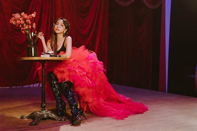 林采欣在MV里化身马戏团歌姬。（华纳音乐提供）