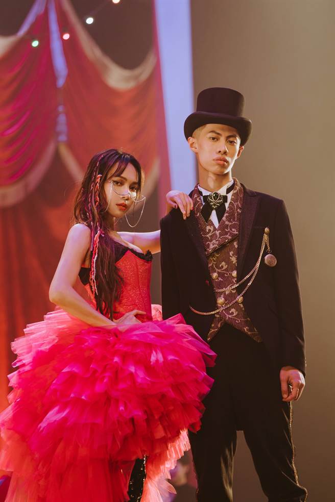 林采欣（左）与莫宰羊合唱并拍摄MV。（华纳音乐提供）