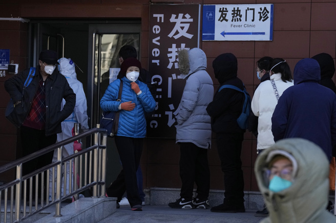 大陆放松疫情封控措施后，医院的发热门诊人满为患（图）。卫生官员估计，春节返乡潮即将来临，感染人数可能暴增至数亿人。（图／美联社）