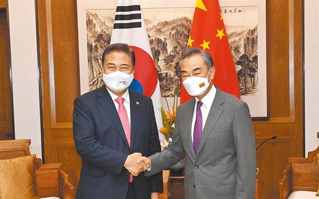 圖為8月9日，大陸國務委員兼外長王毅（右）在山東青島與韓國外長朴振舉行會談。（圖／新華社）