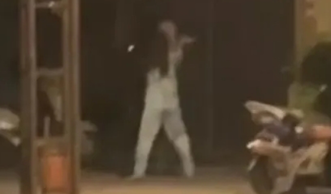 网上流传一段影片，内容疑似是人夫去养生馆被老婆抓包痛打。（图／民眾提供）

