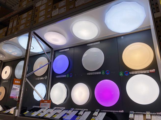 特力屋建议用新灯具打造家中另一种氛围，不需大兴土木也可以让家焕然一新。（特力屋提供）