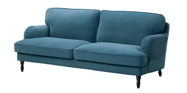 IKEA的超激省的蓝色STOCKSUND三人座沙发，椅垫含独立筒弹簧，厚实又好坐。（IKEA提供）