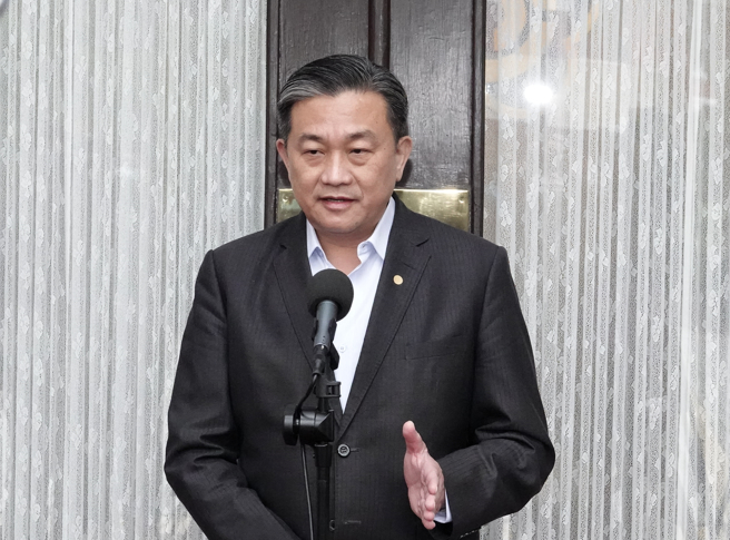 民進黨立委王定宇係擇以《我國推動募兵制關鍵成功因素之探討》，為其博士學位論文的主題，呼籲王定宇博士應即刻公開論文內容，以助蔡政府速速挽救奄奄一息的台灣募兵制度。（資料照片，陳信翰攝）